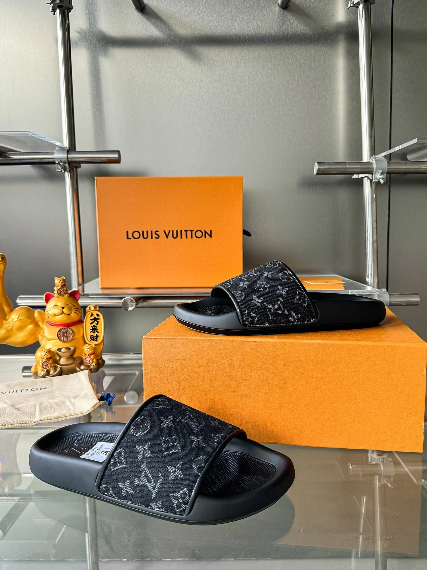 [L Home] P: 300💰 ▪️Shoe size: Women's 35-40 Men's 38-46▪️Packaging: Counter top quality~original packaging Louis Vuitton lv couple's monogram embossed slippers This season, Waterfront sandals return with a new look, and the upper buckle is embossed with Louis Vuitton's iconic Monogram pattern. Made of waterproof rubber with a comfortable and resilient insole. The lightweight, flexible outsole is embossed with the Louis Vuitton logo. Exquisitely packaged at the delivery counter 🛍📦 ▪️Fabric: Original molded rubber foam ▪️Sole: Original molded rubber foam outsole ▪️Sole thickness: 3CM.